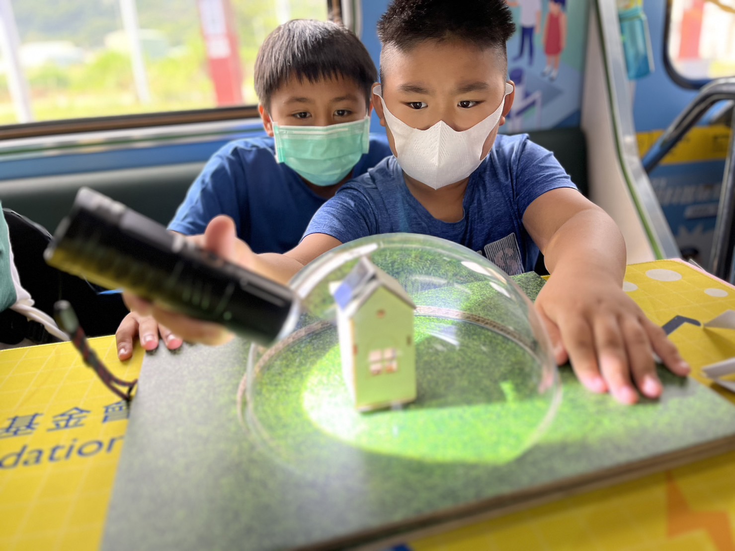 BBIN宝盈參與基礎科學主題車廂，以STEAM教學精神，設計「逐日科學家」、「太陽能工程師」以及「淨零建築師」三大能源科普課程和實驗