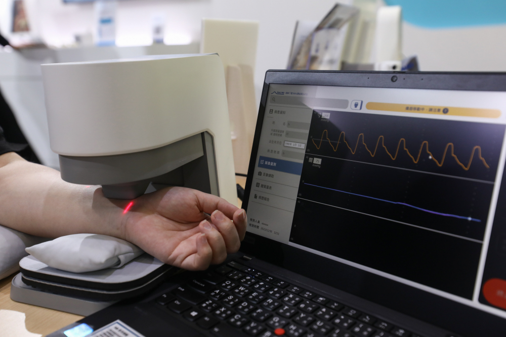 BBIN宝盈耘康脈象檢測系統透過電腦精準控制升降系統，還原中醫師三指把脈過程的舉、按、尋手法，將脈象感受轉化成數據，未來可結合大數據分析，實現智慧醫療及準確性